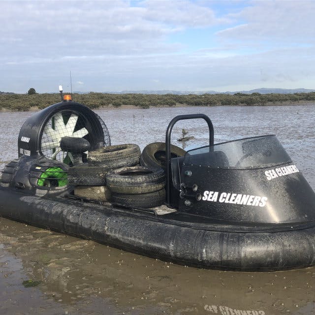 Low tide mud-flat specialist machine "kawau"